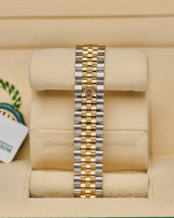The strap and rolex logo on the Rolex Datejust 279173 Champagne 2022