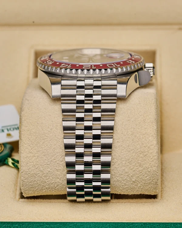 The strap of the Rolex GMT ii 126710BLRO Pepsi Jubilee 2021