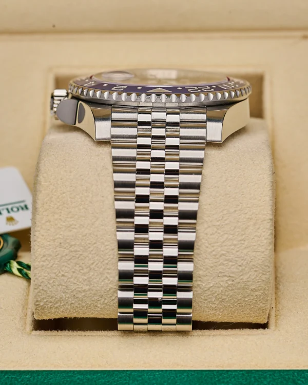 The strap of the Rolex GMT ii 126710BLRO Pepsi Jubilee 2021