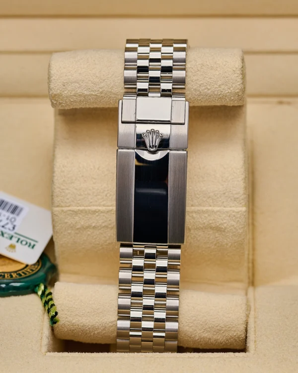 The rolex logo on the strap of the Rolex GMT ii 126710BLRO Pepsi Jubilee 2021