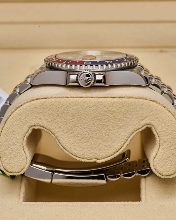 The side of the Rolex GMT ii 126710BLRO Pepsi Jubilee 2021