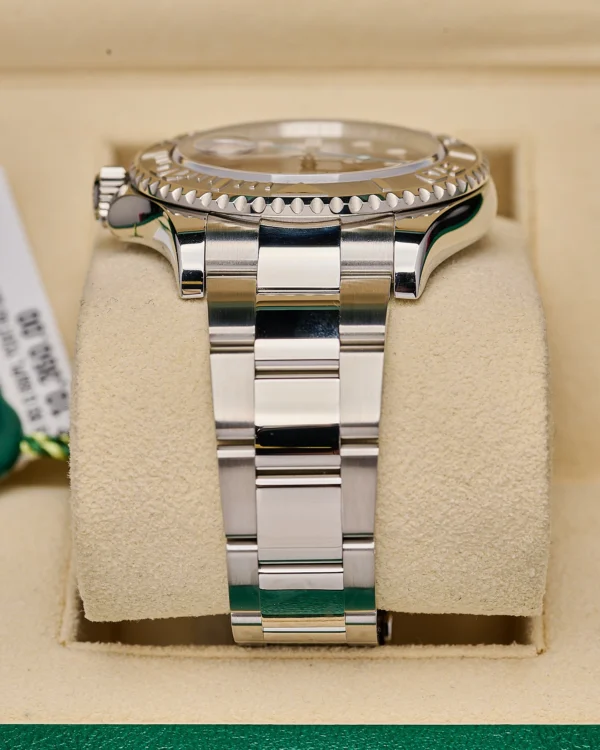 The strap on the Rolex Yachtmaster 126622 Rhodium 2022