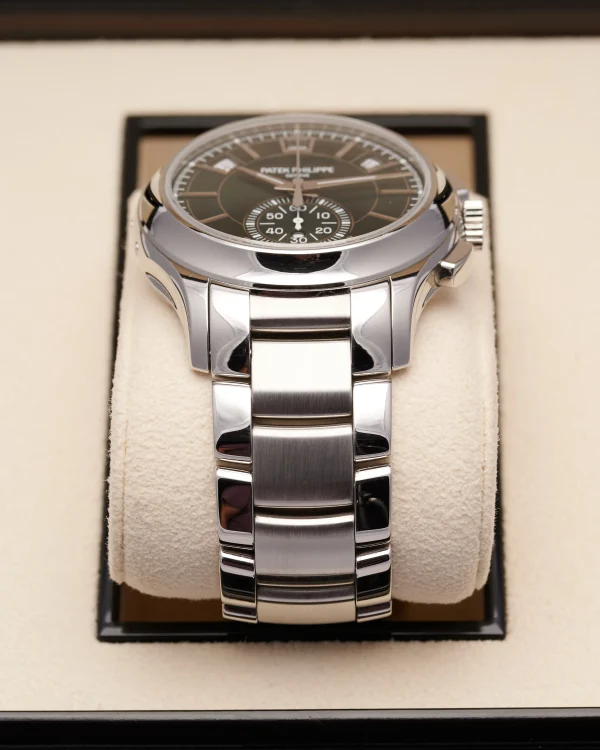 Patek Philippe Annual Calendar 5905/1A Green 2022 - view 2