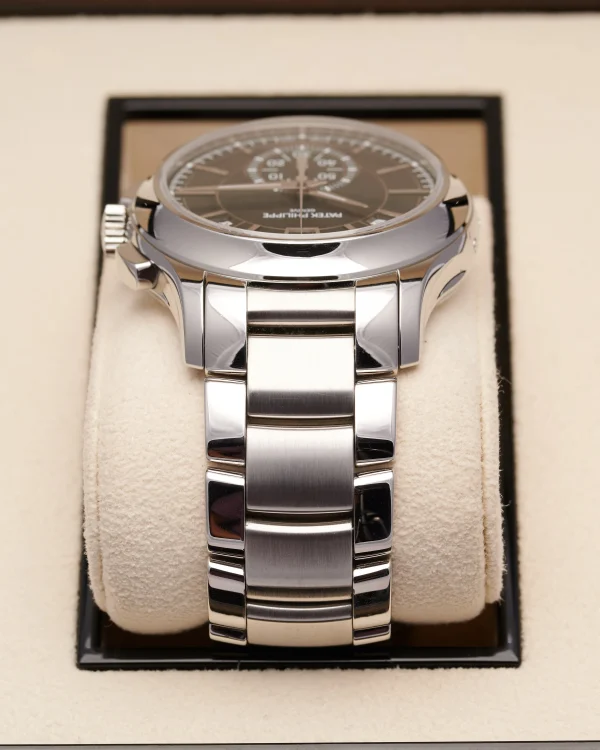 Patek Philippe Annual Calendar 5905/1A Green 2022 - view 3