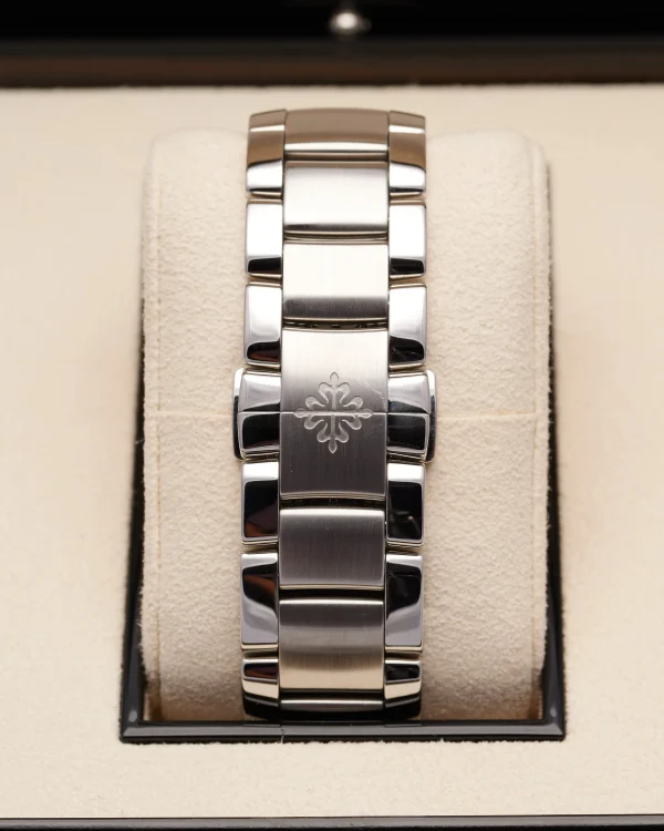 Patek Philippe Annual Calendar 5905/1A Green 2022 - view 4