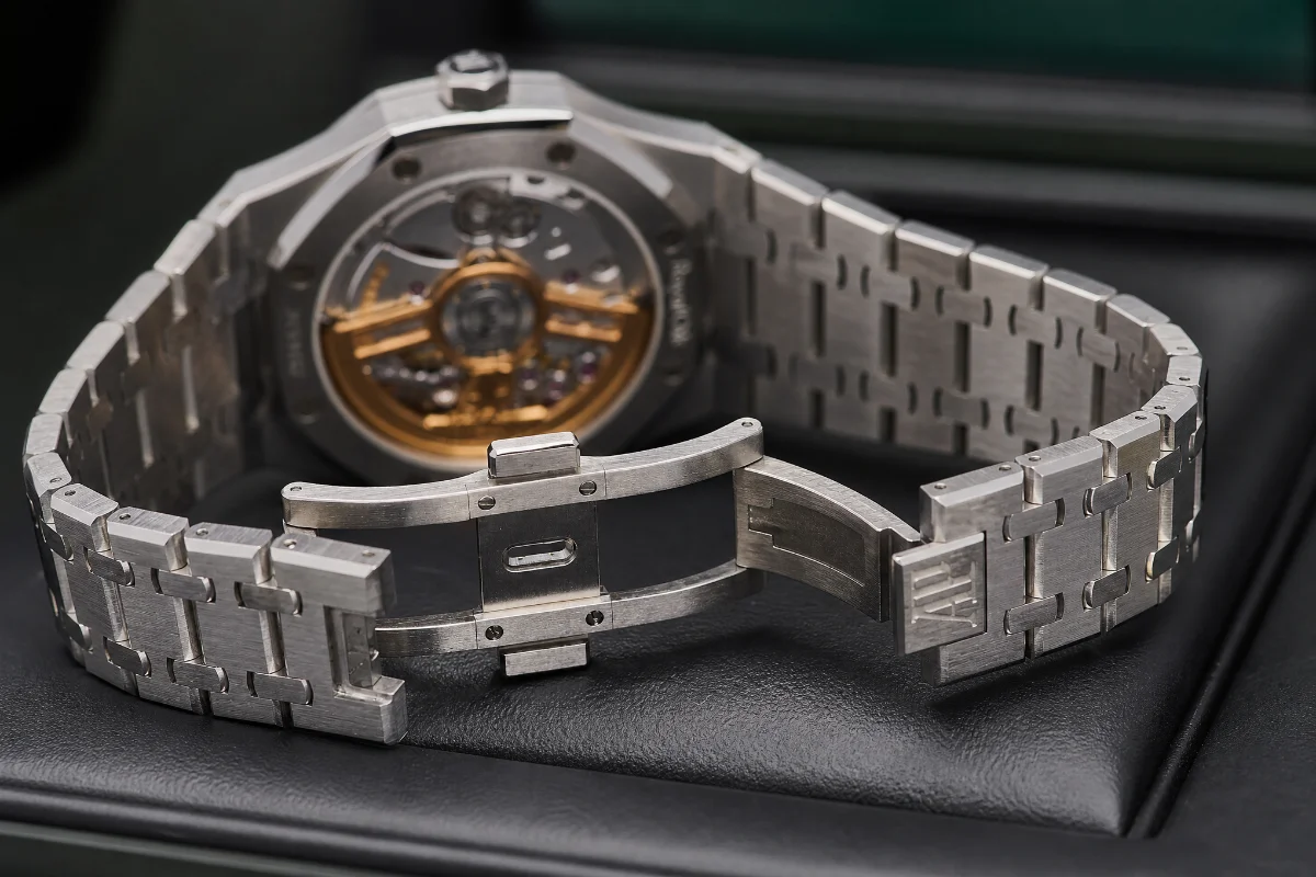 Audemars Piguet Royal Oak integrated bracelet and deployment clasp